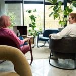 de kunst van luisteren tijdens een gesprek.